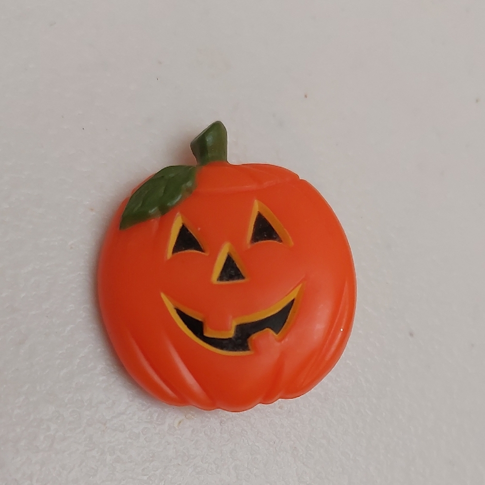 Hallmark Cards, Inc. Happy Halloween Jack-O-Lantern Pumpkin Brooch Pin